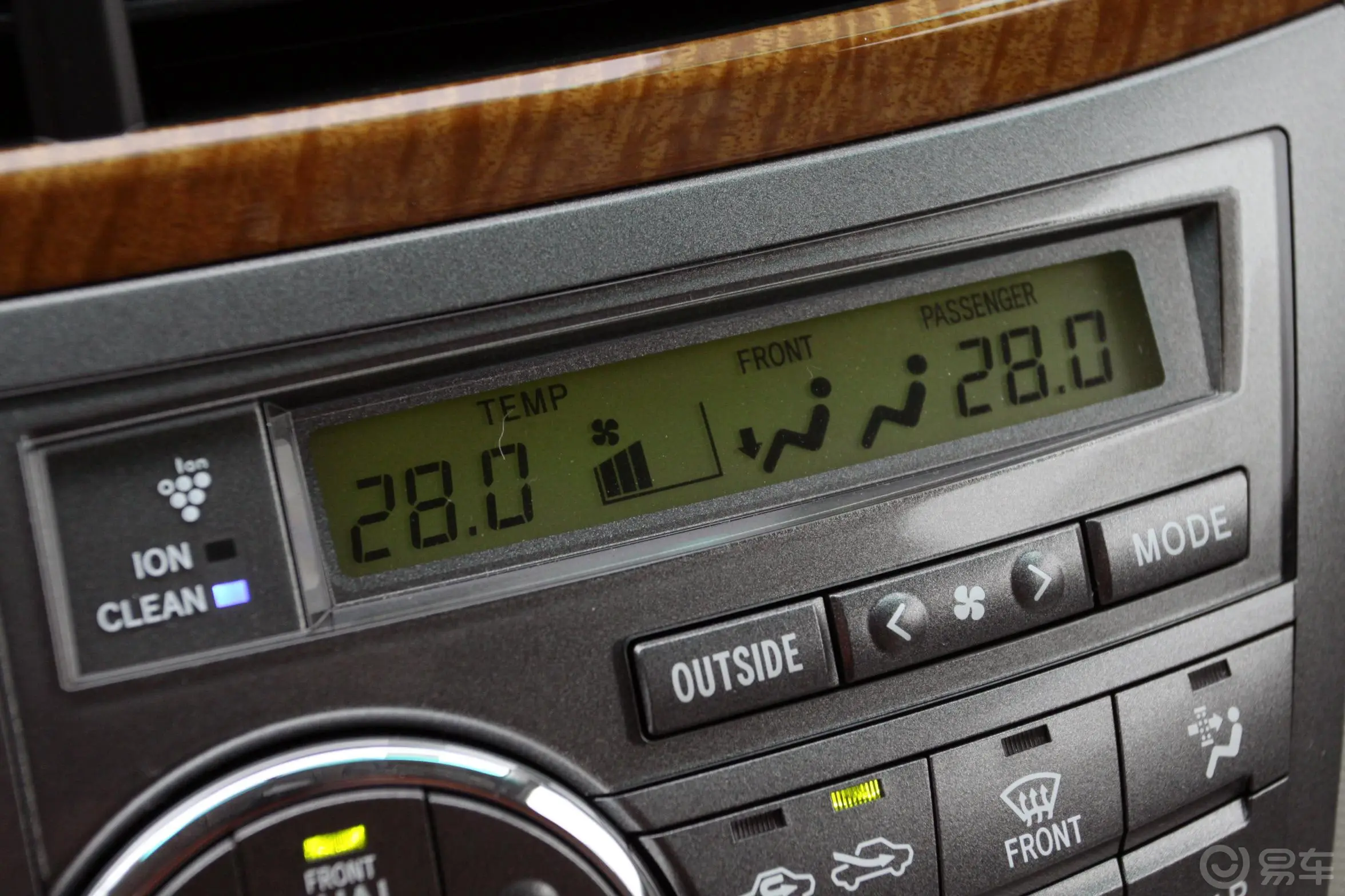 普瑞维亚3.5L 自动 七座豪华版空调显示屏