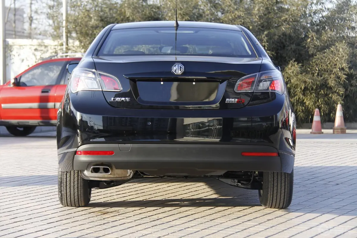 MG6Saloon 1.8 DVVT 自动 精英版正后水平