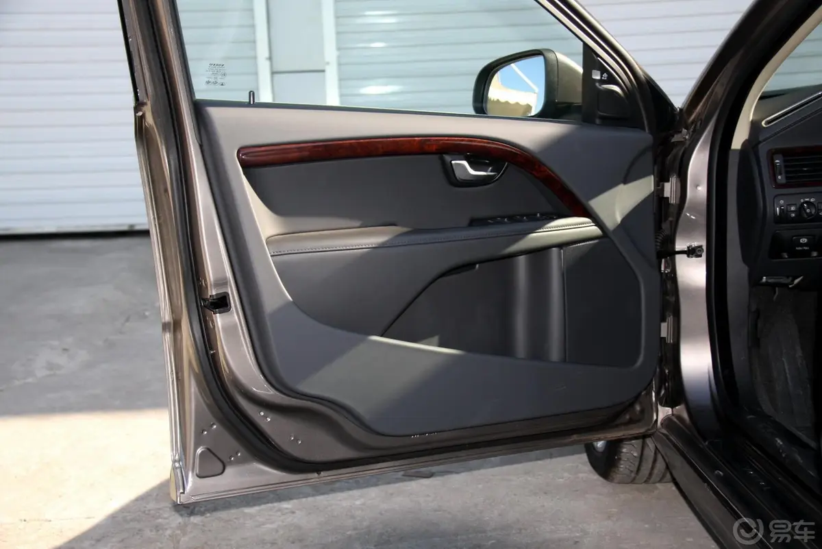 沃尔沃S80L3.0 T6 AWD 智尊版驾驶员侧车门内门板