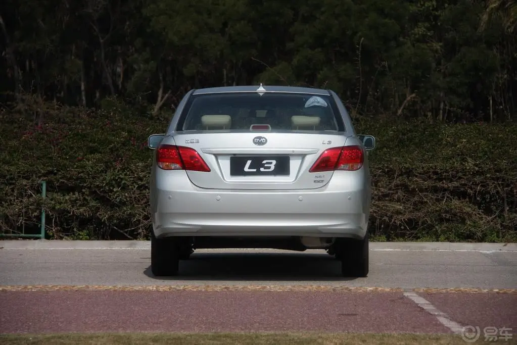 比亚迪L31.8L CVT 尊贵型正后水平