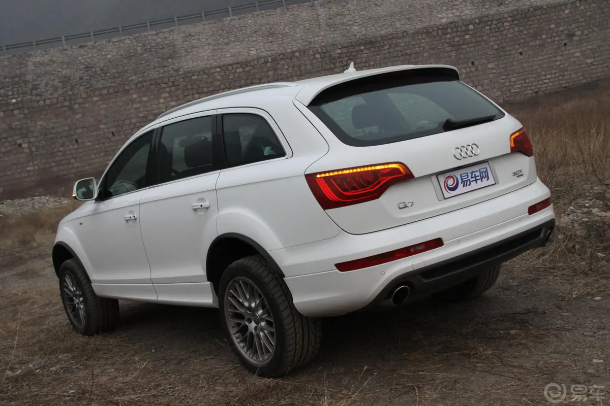 奥迪Q73.0 TFSI quattro(200kW) 专享型外观