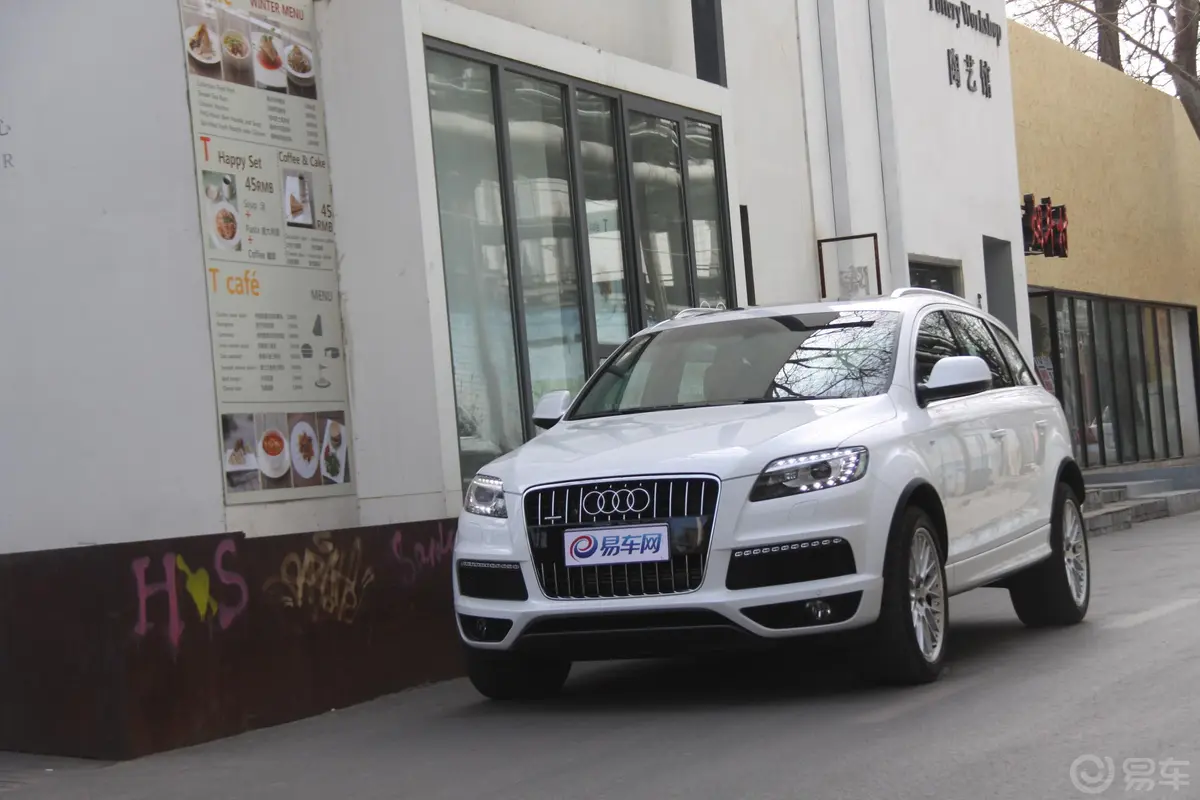 奥迪Q73.0 TFSI quattro(200kW) 专享型外观