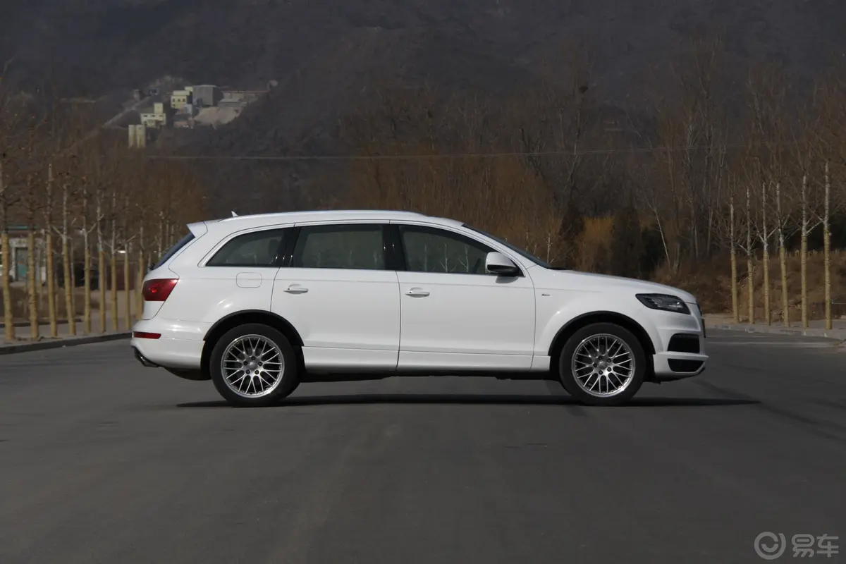 奥迪Q73.0 TFSI quattro(200kW) 专享型外观