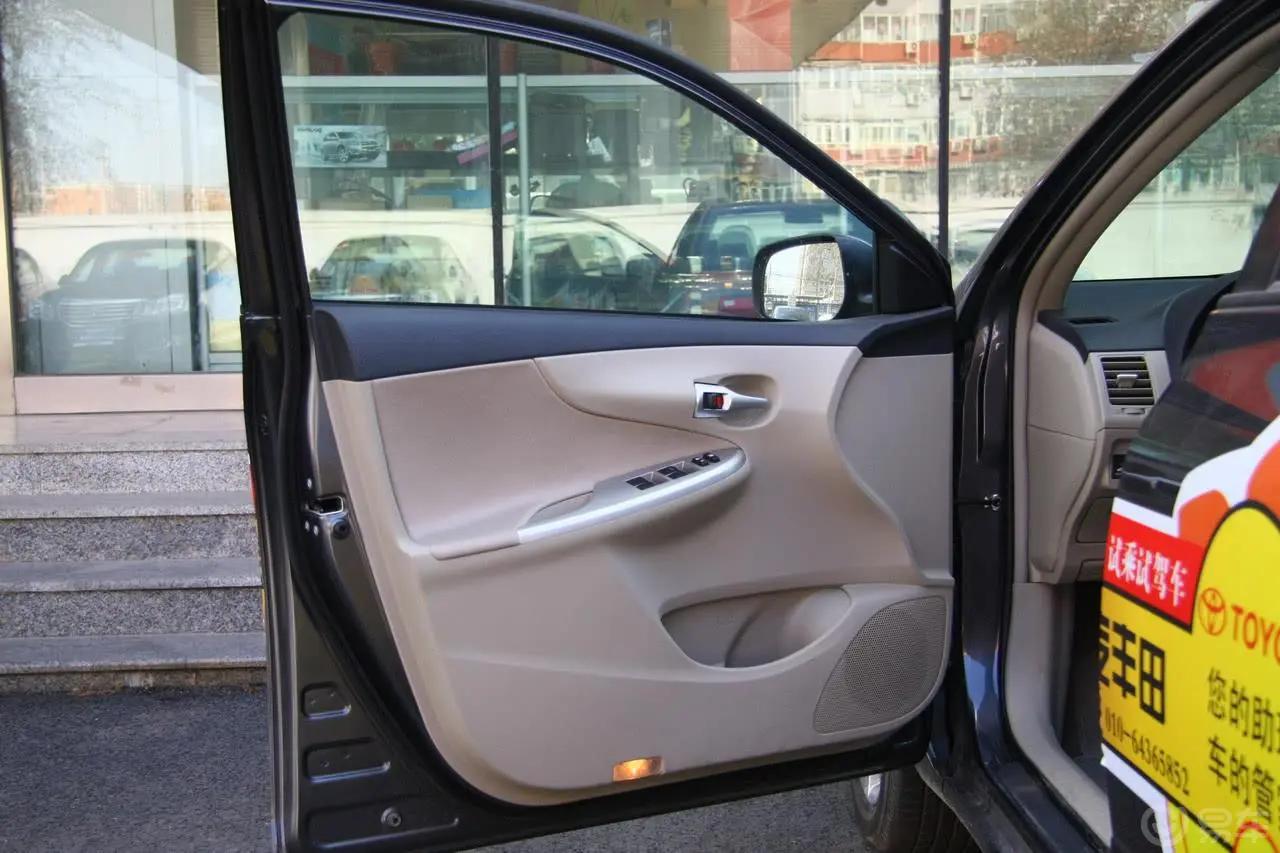 卡罗拉1.8L GL-i CVT驾驶员侧车门内门板