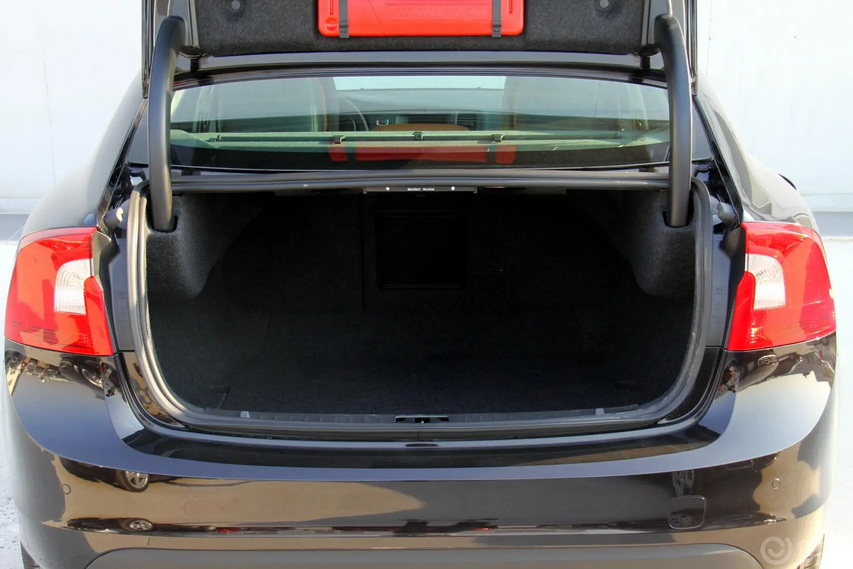 沃尔沃S60(进口)2.0T 智雅版行李箱空间