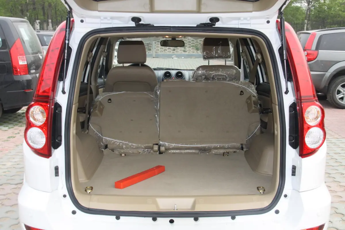 哈弗H5经典欧风版 2.4四驱舒适型行李箱空间