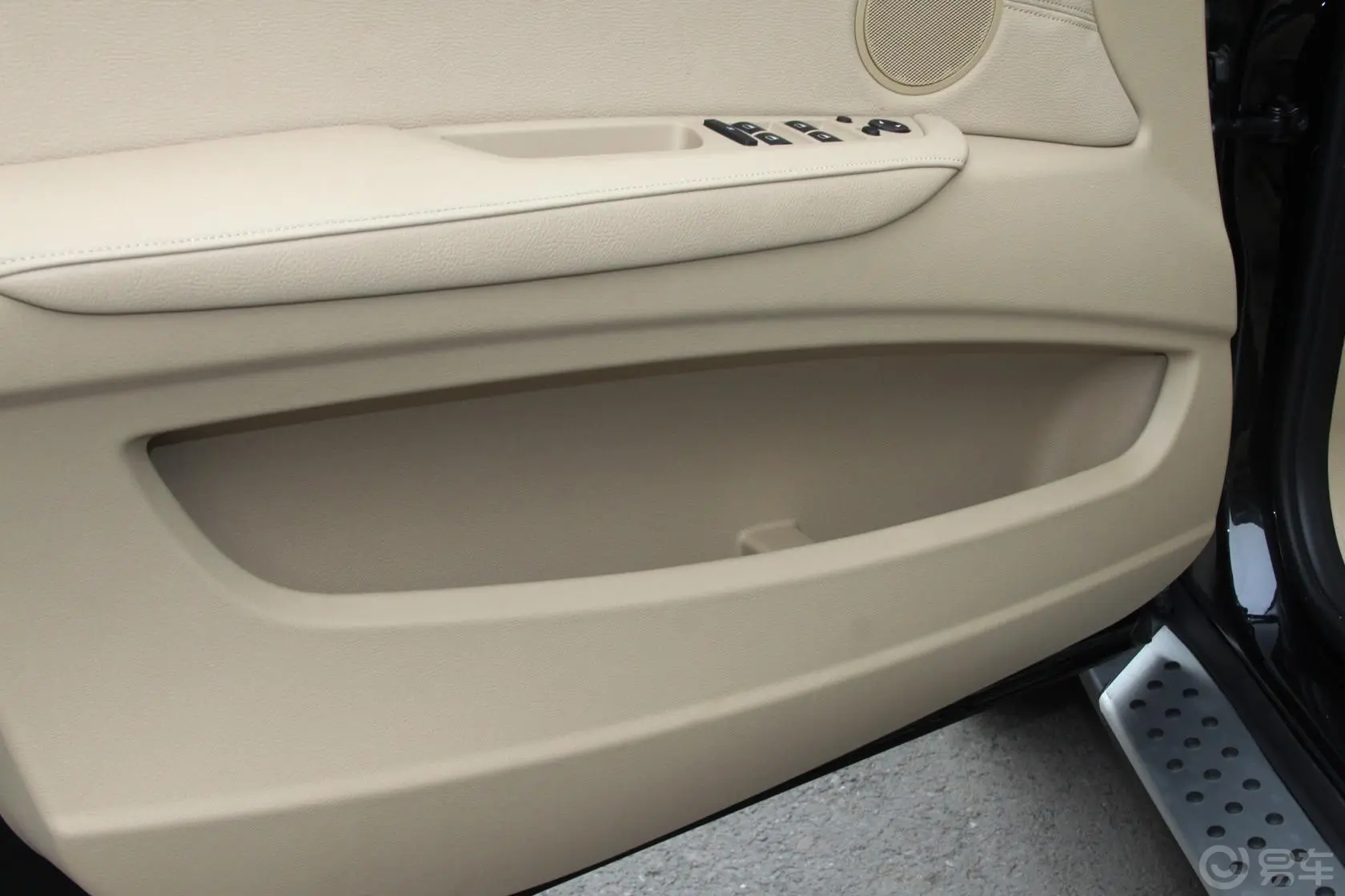 宝马X5(进口)xDrive35i  美规版驾驶员门储物盒
