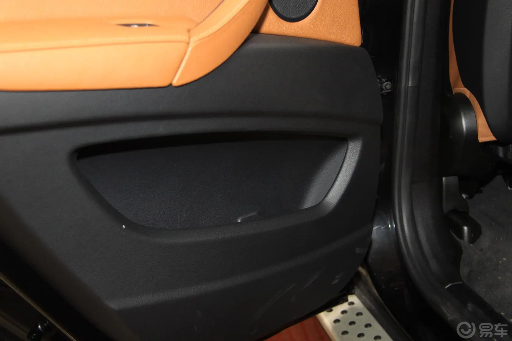宝马X6xDrive35i 美规版驾驶员门储物盒