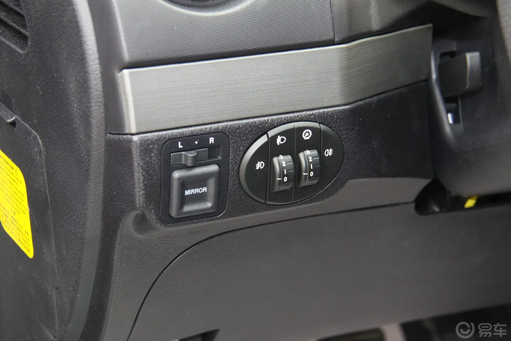 哈弗H5经典智尊版 2.4 四驱 超豪华差速版外后视镜控制键