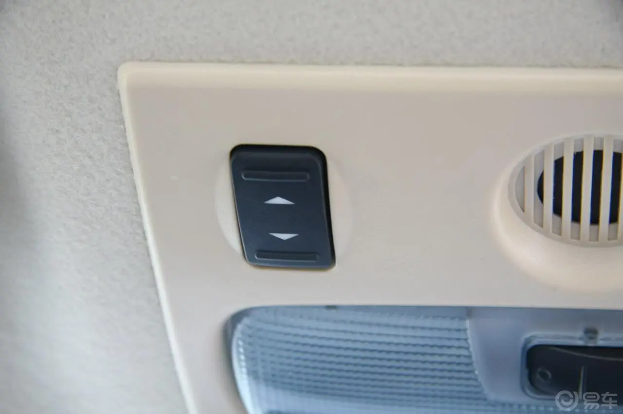 福克斯三厢 1.8自动时尚型天窗控制开关（前）