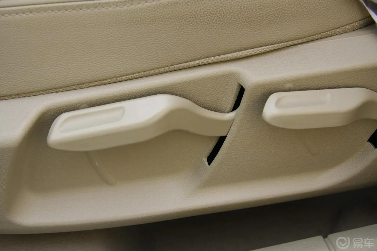 福克斯三厢 1.8自动时尚型座椅调节键