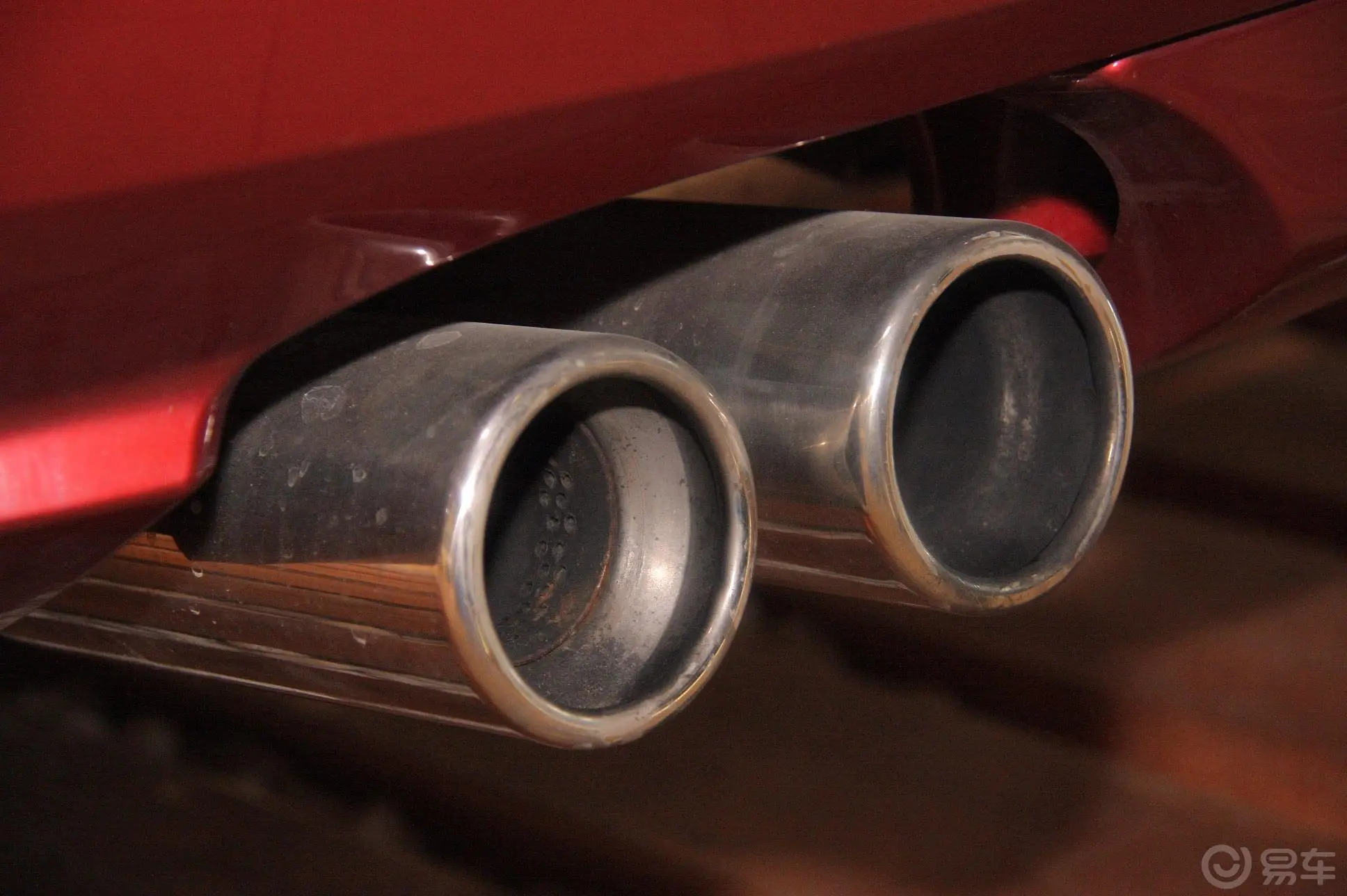 捷豹XKXKR 5.0L V8机械增压敞篷跑车排气管（排气管装饰罩）