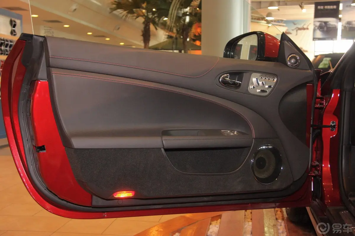 捷豹XKXKR 5.0L V8机械增压敞篷跑车驾驶员侧车门内门板