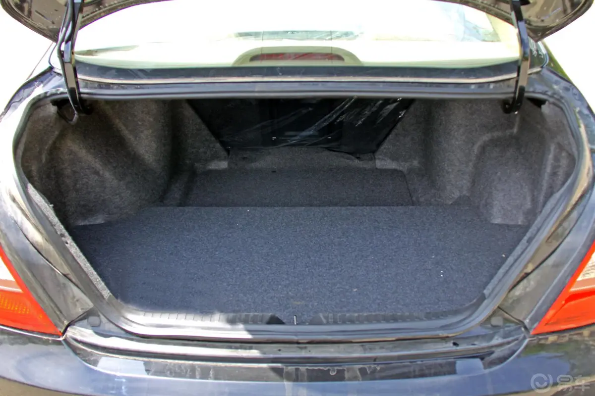 比亚迪F6黄金版 1.8L MT豪华型行李箱空间