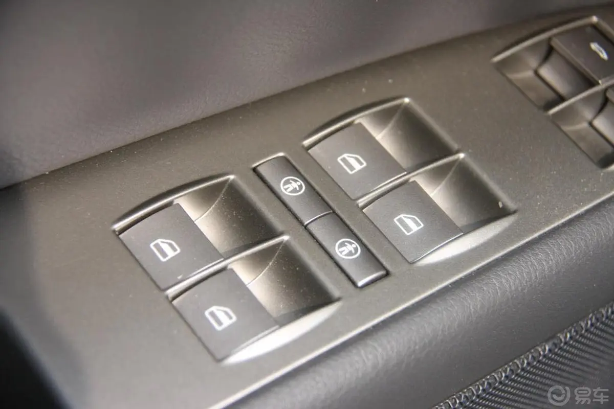 辉腾V6 5座加长商务版电窗控制键