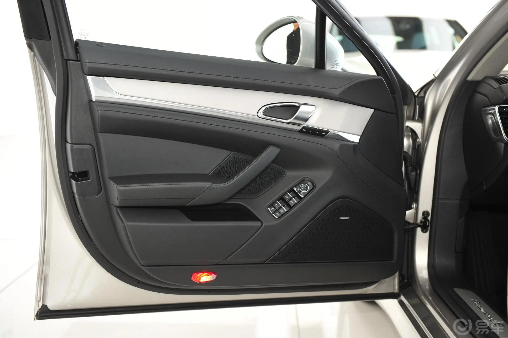 PanameraPanamera S Hybrid 3.0T驾驶员侧车门内门板
