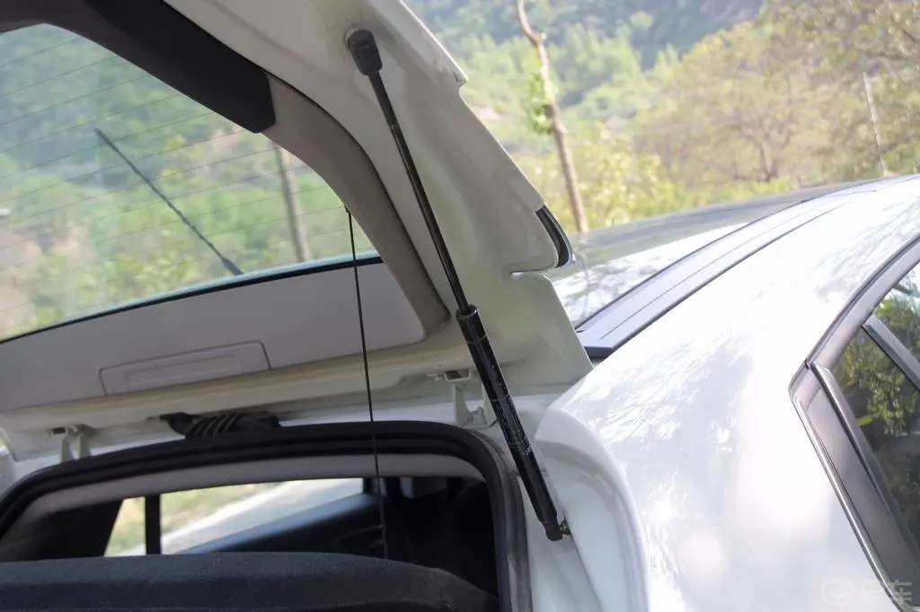博悦1.4T—JET 150马力 手动 运动天窗版行李厢支撑杆