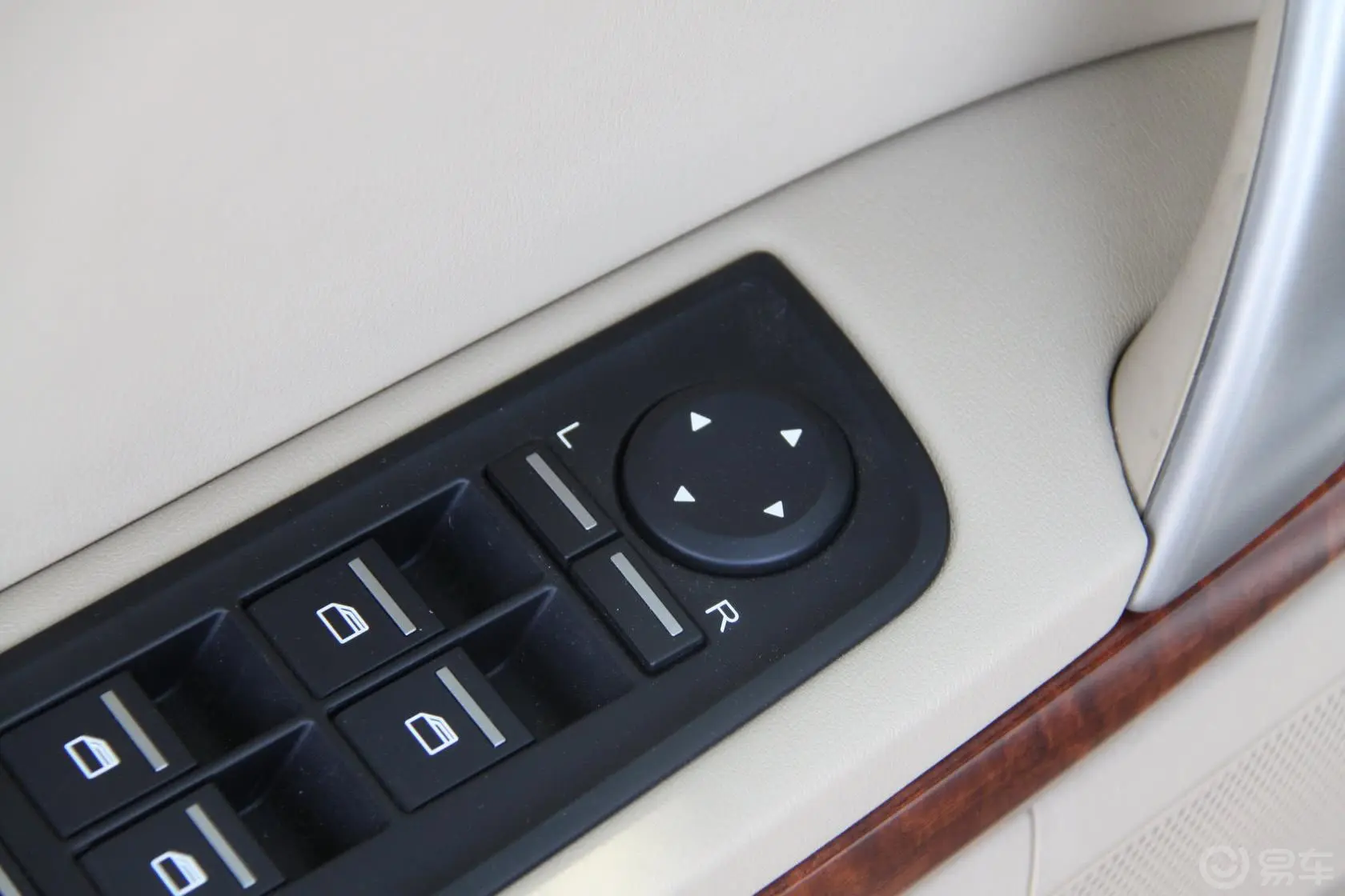 MG6Saloon 1.8T 自动 豪华版外后视镜控制键