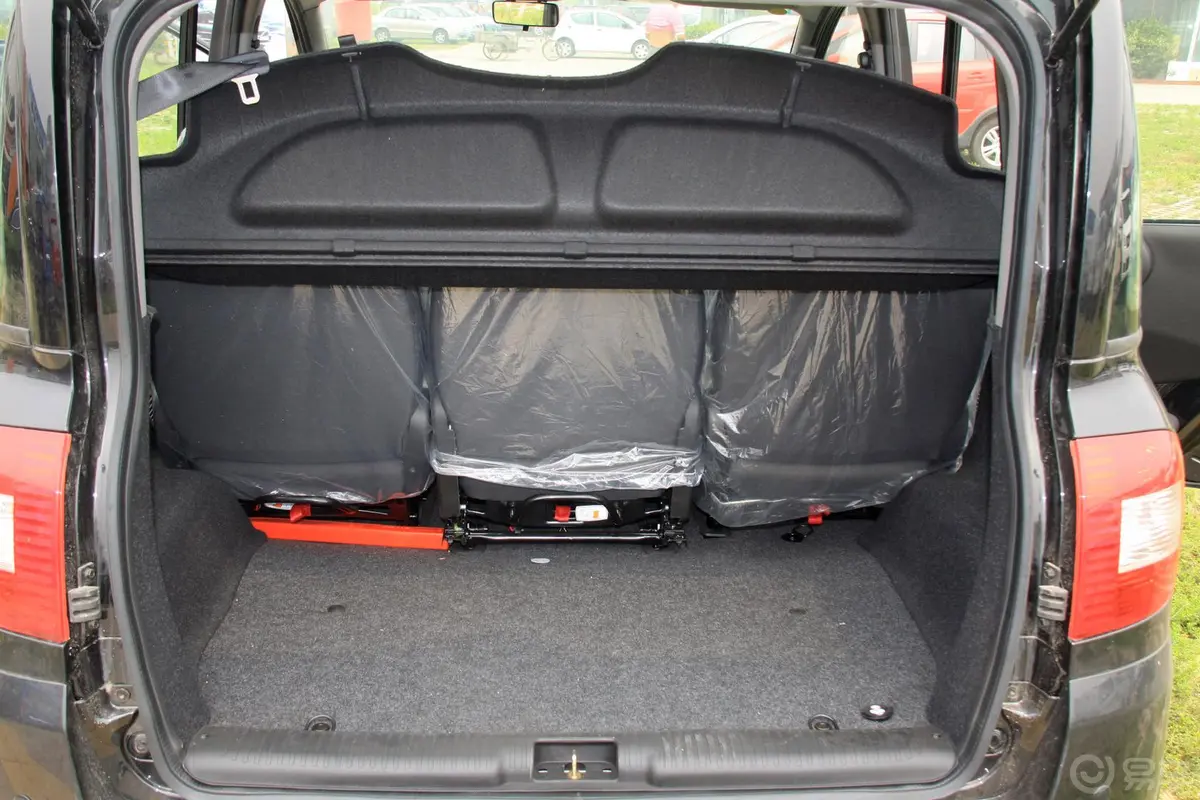 众泰M3001.6L 汽油 基本型 6座行李箱空间