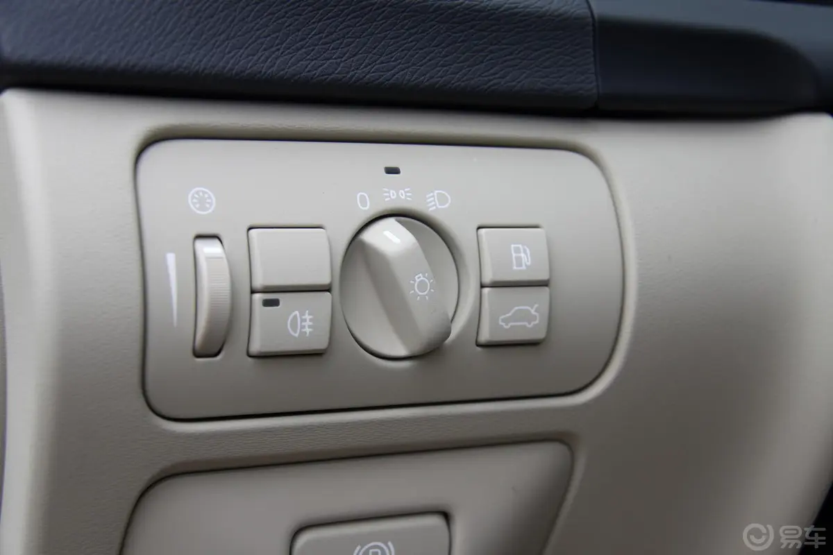 沃尔沃S60(进口)1.6T 双离合 DRIVe舒适版大灯开关