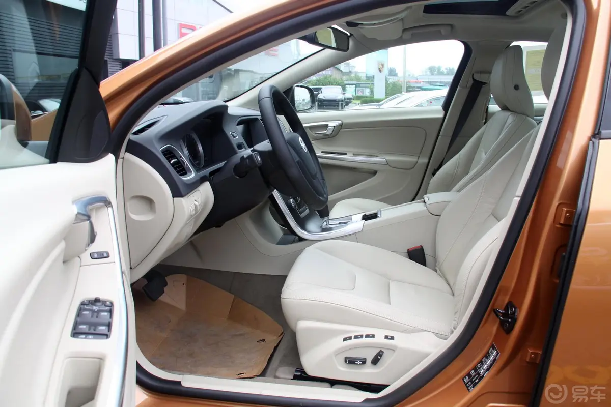 沃尔沃S60(进口)1.6T 双离合 DRIVe舒适版前排空间
