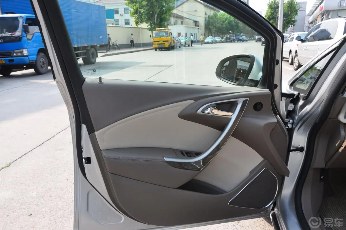 英朗GT 1.8L 自动豪华版驾驶员侧车门内门板