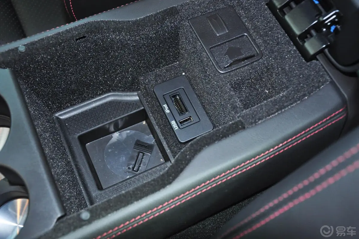 捷豹XKXKR-S 5.0L 手自一体 V8机械增压硬顶跑车内饰