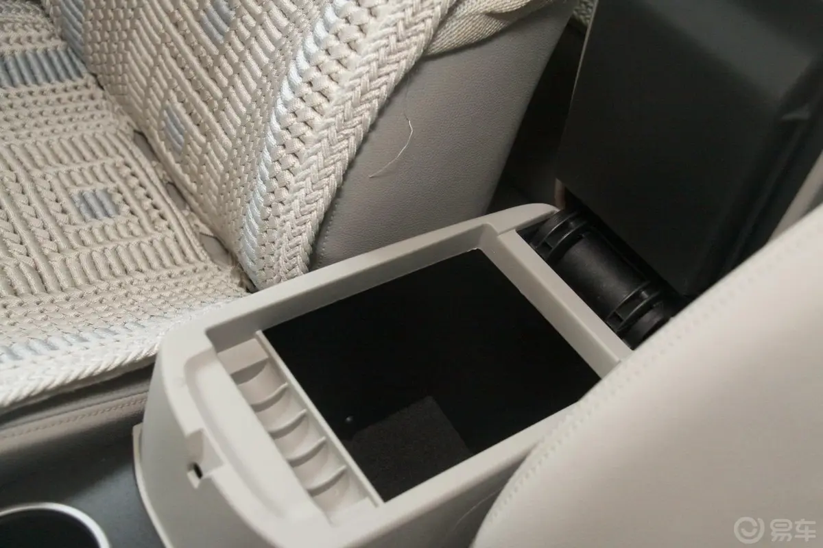 奔腾B702.3L 自动 豪华型前排手枕储物格（打开）