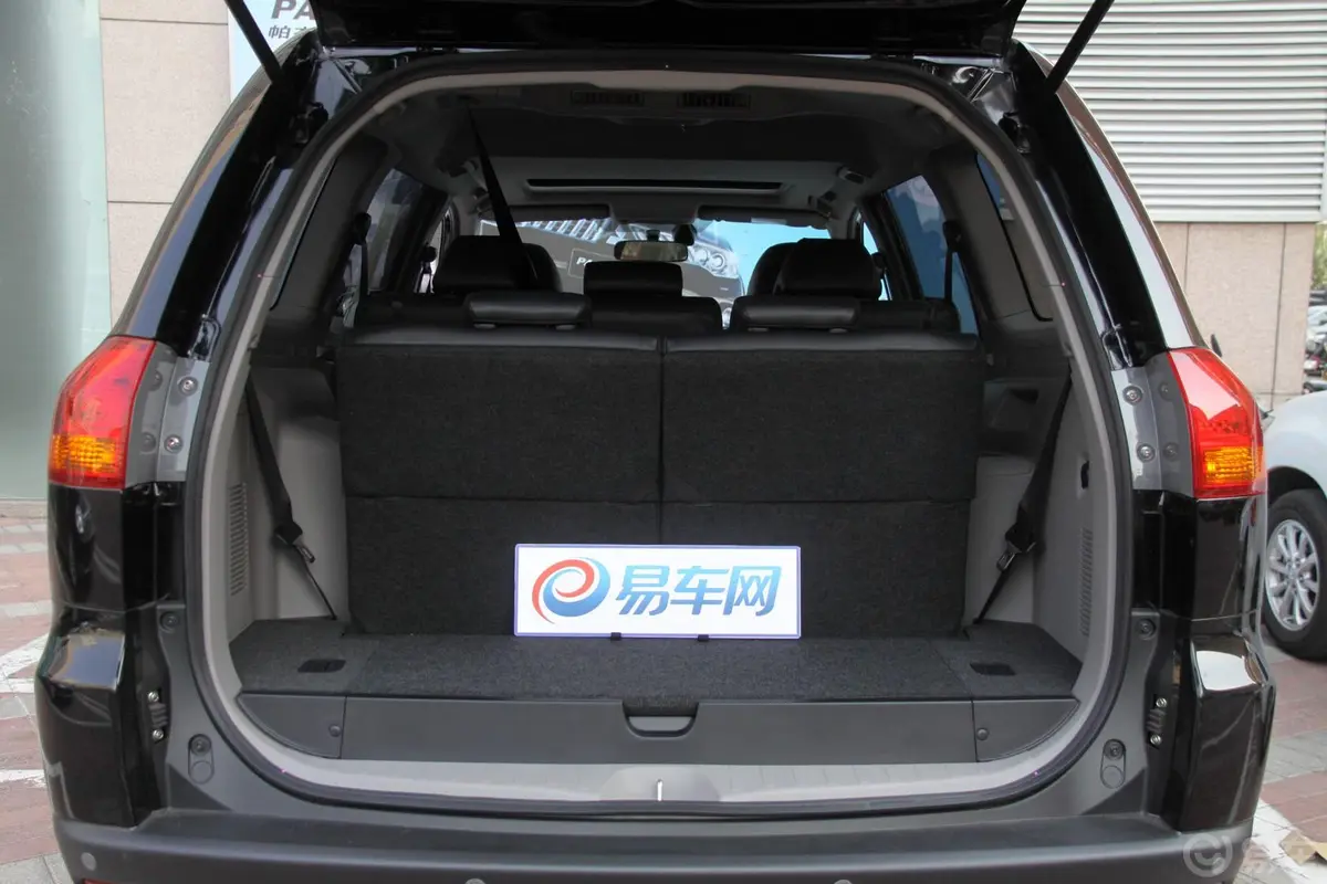 帕杰罗·劲畅(进口)3.0L 自动 豪华导航版行李箱空间