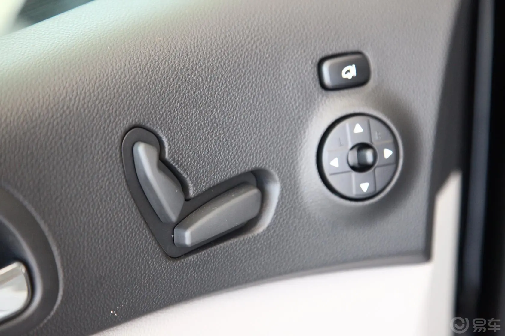 起亚VQ2.7 汽油 舒适版外后视镜控制键