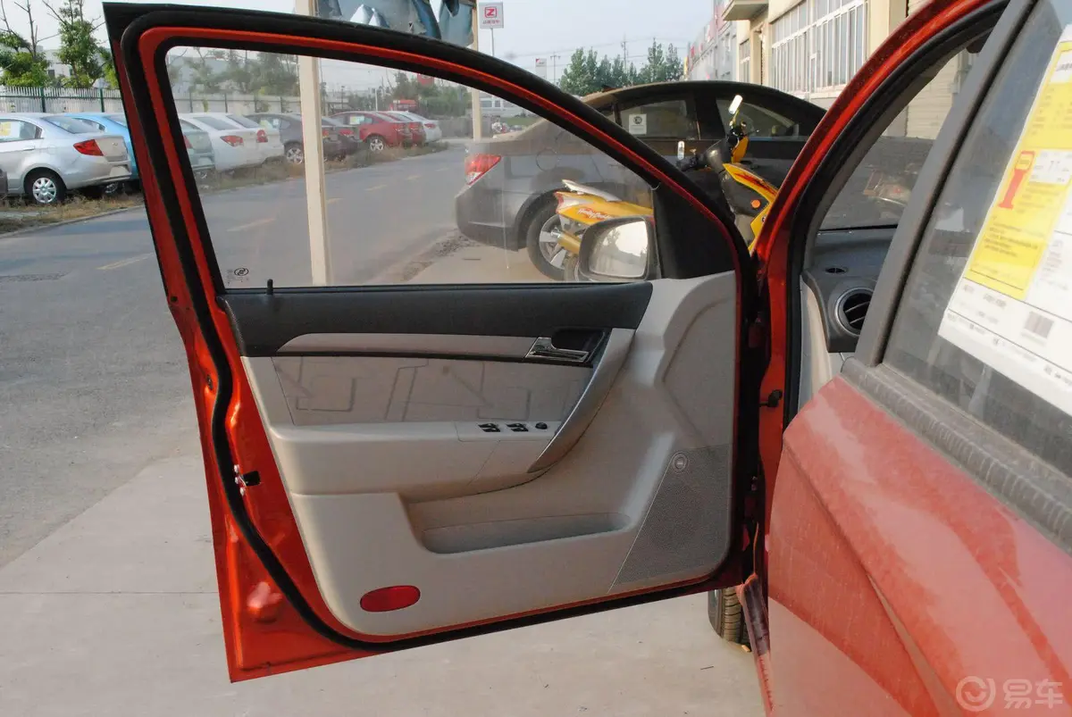 乐风1.6 AT 格调版(带天窗)驾驶员侧车门内门板
