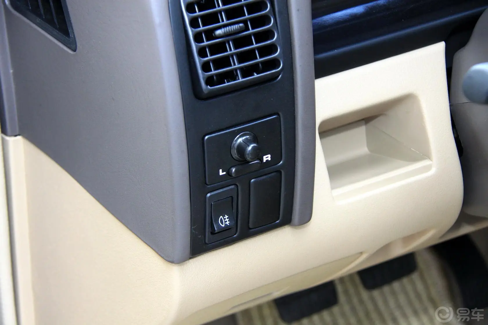 锐骐2WD ZD30柴油豪华型 国Ⅲ外后视镜控制键