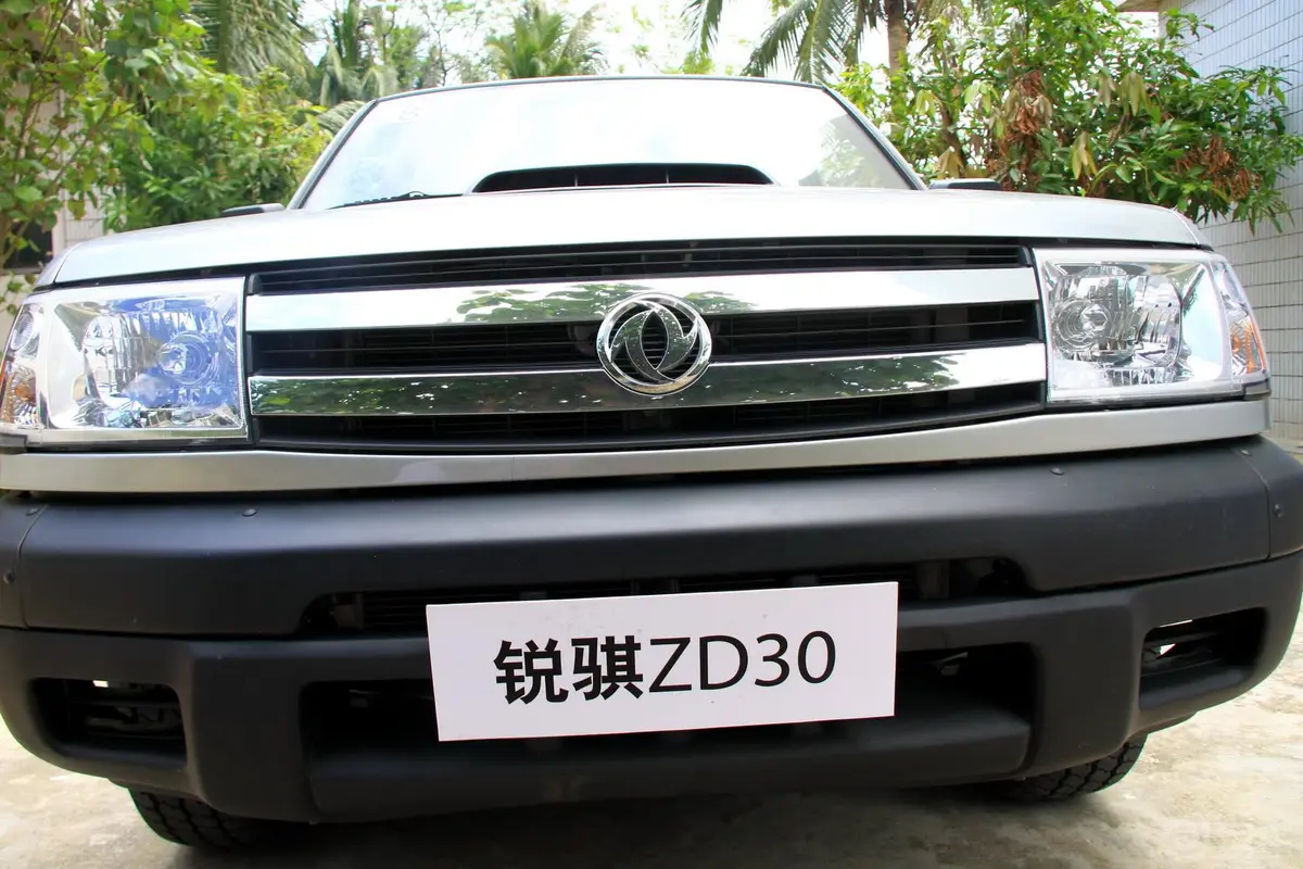 锐骐2WD ZD30柴油豪华型 国Ⅲ前格栅侧俯拍