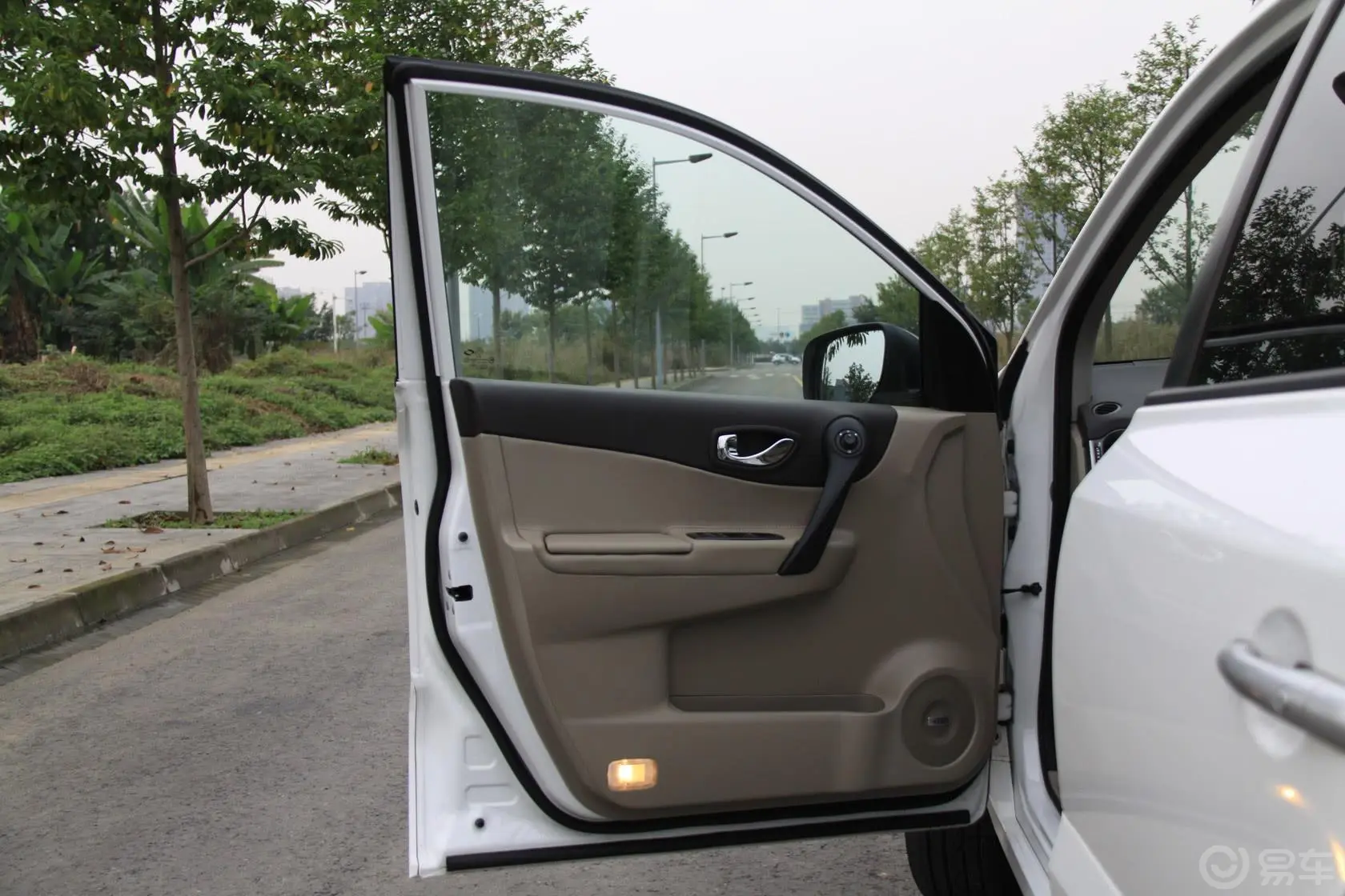 科雷傲(进口)2.5L 两驱 豪华导航版驾驶员侧车门内门板