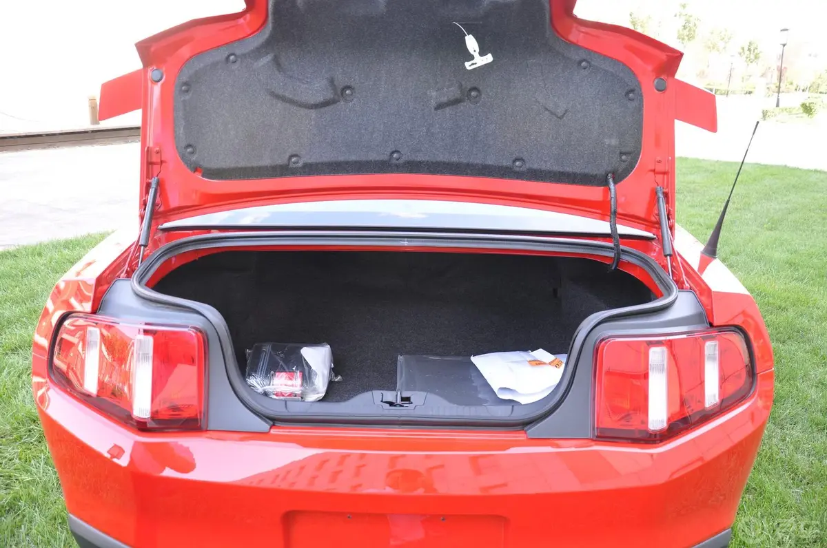 Mustang3.7L 自动 俱乐部版 硬顶行李箱空间