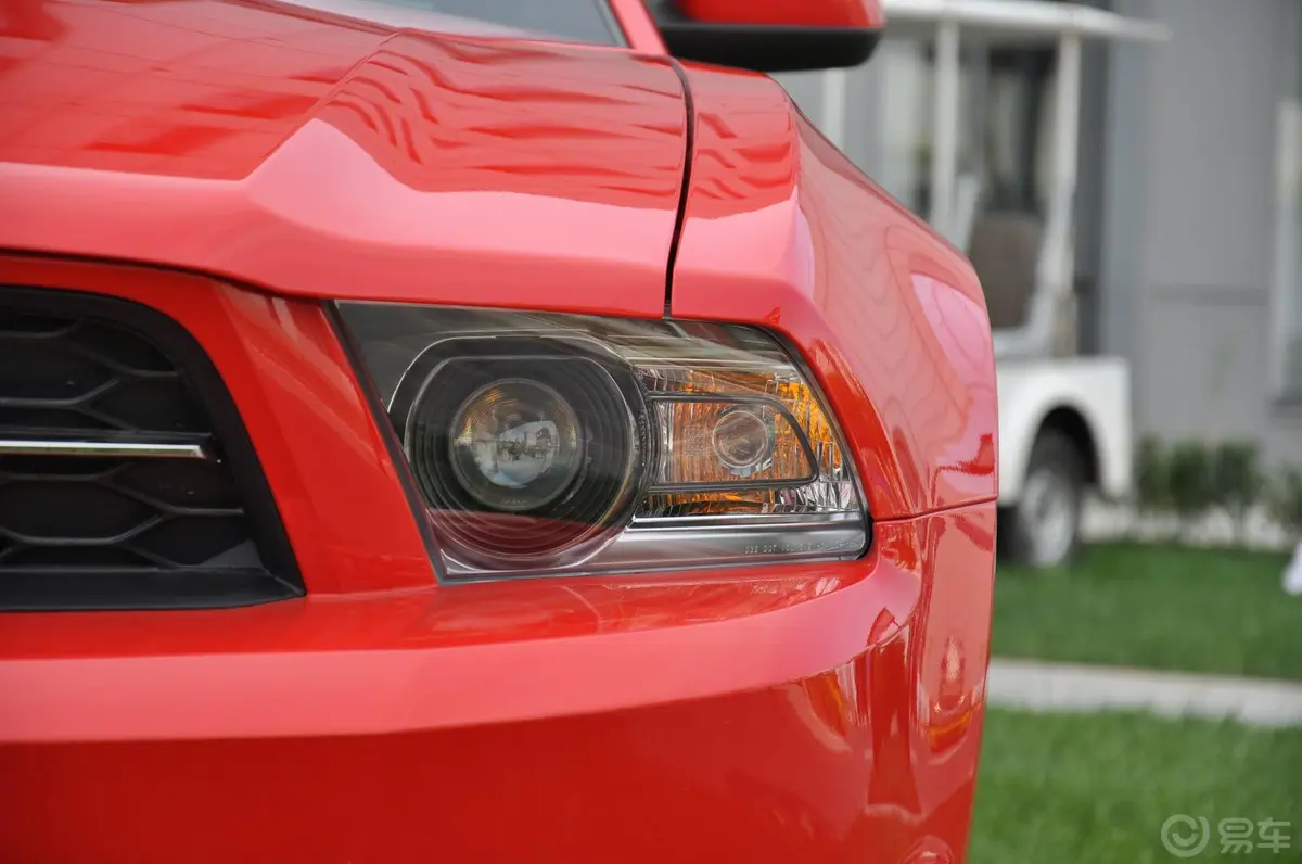 Mustang3.7L 自动 俱乐部版 硬顶大灯侧45度俯拍