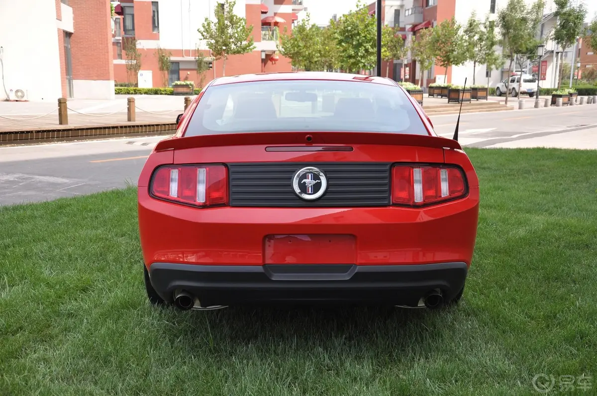 Mustang3.7L 自动 俱乐部版 硬顶正后水平