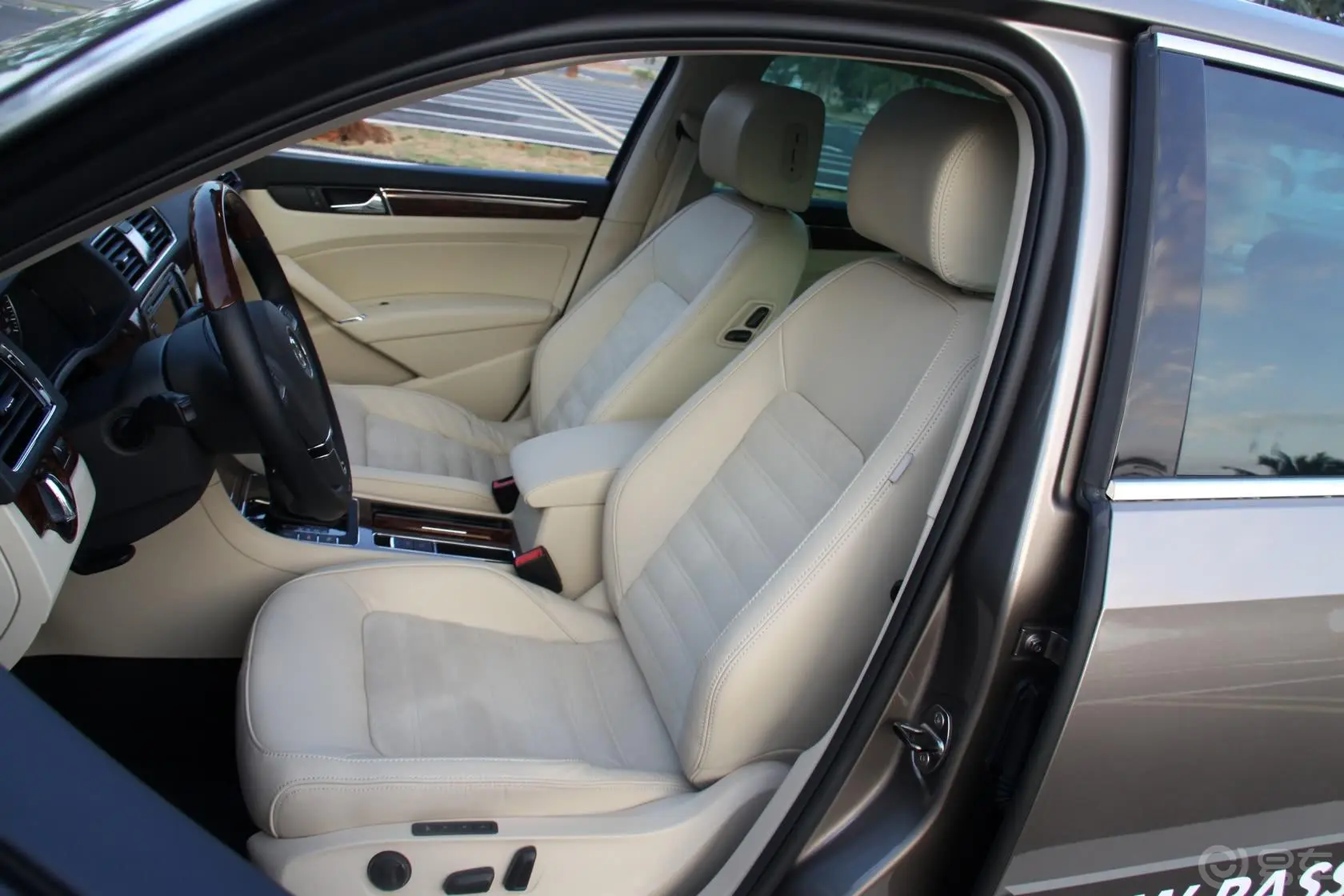 帕萨特V6 3.0L DSG 旗舰尊享版驾驶员座椅
