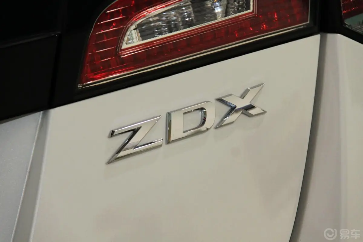 讴歌ZDX3.7L 手自一体外观