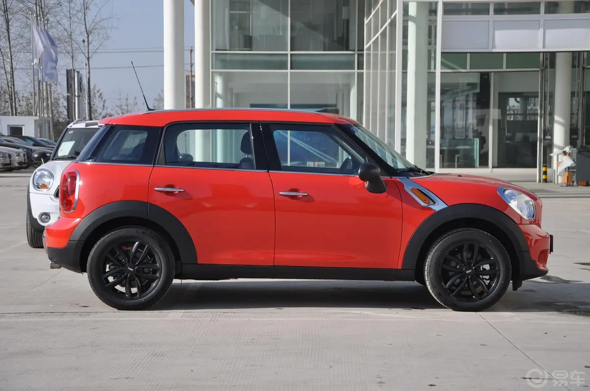 MINI COUNTRYMAN1.6L ONE正侧车头向右水平