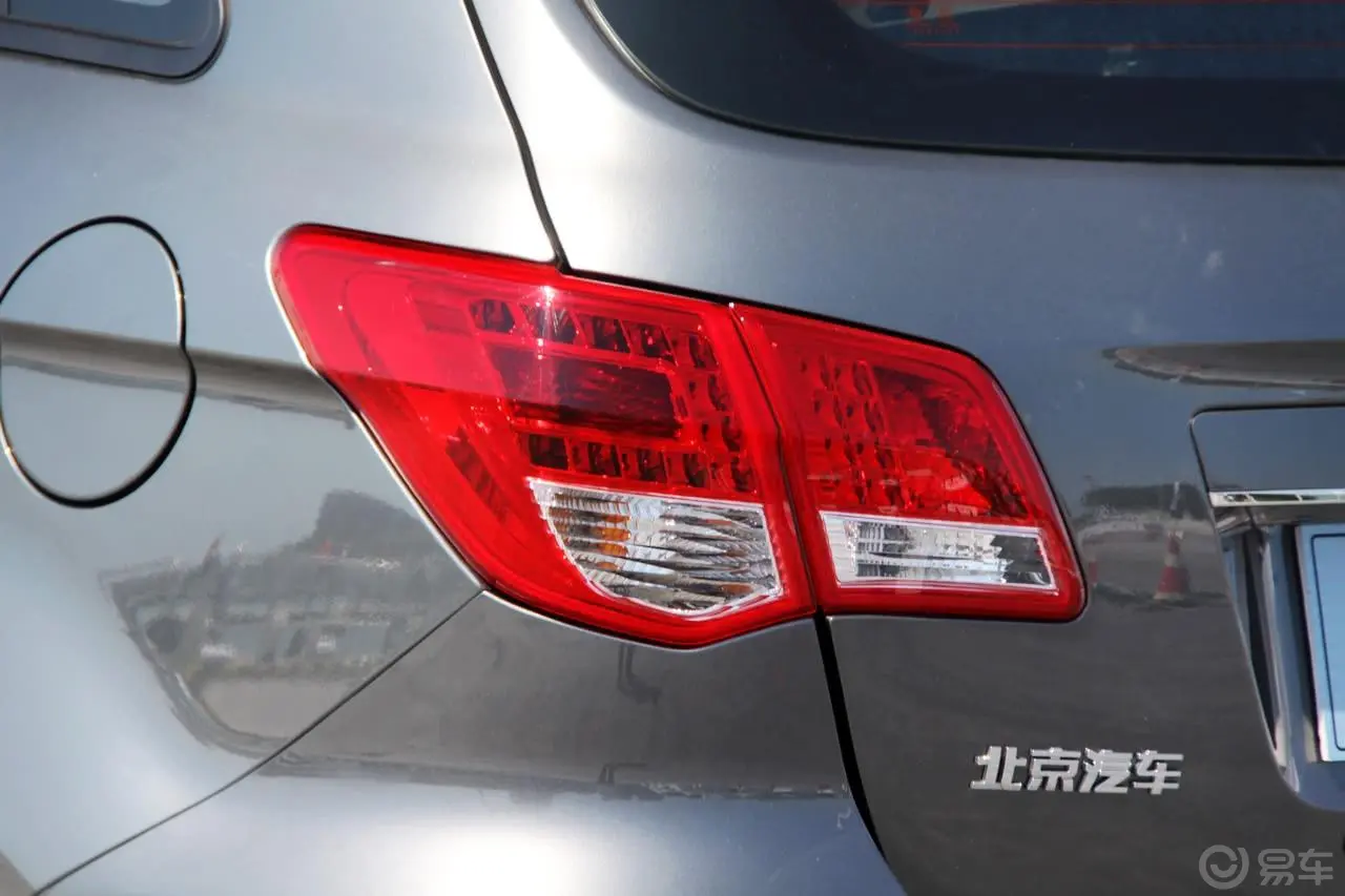 北京汽车E系列两厢 1.5L 乐尚自动版尾灯侧45度俯拍