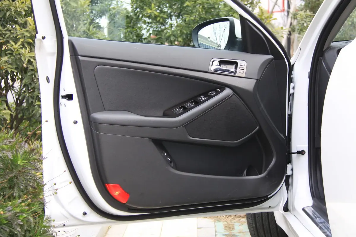 起亚K52.0L 自动 Premium驾驶员侧车门内门板