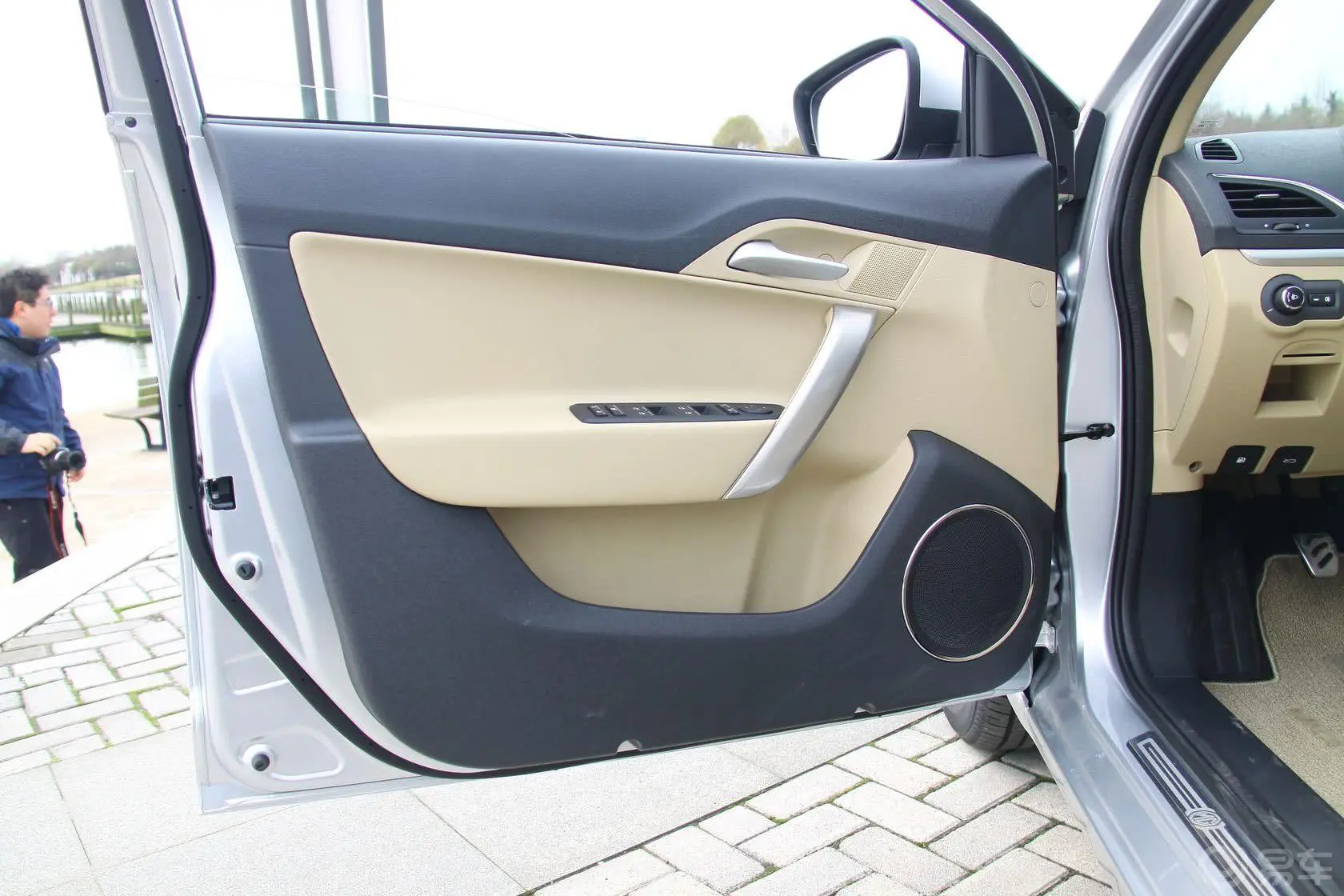 MG51.5L 手动 豪华版驾驶员侧车门内门板