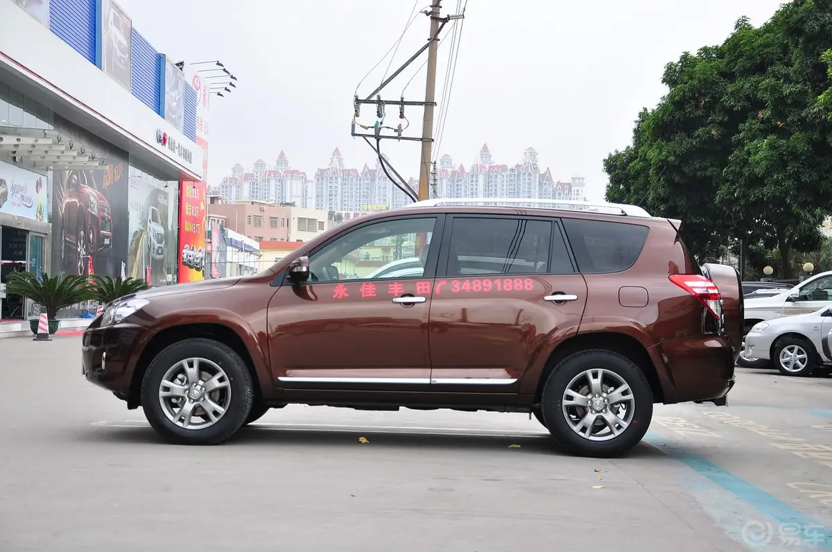 RAV4荣放2.0L 自动 四驱 炫装版外观