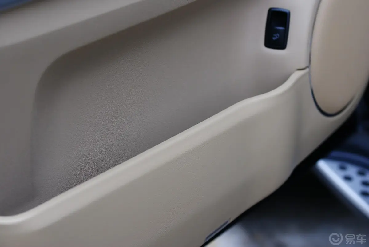 奔驰GL级GL350 Blue TEC驾驶员门储物盒