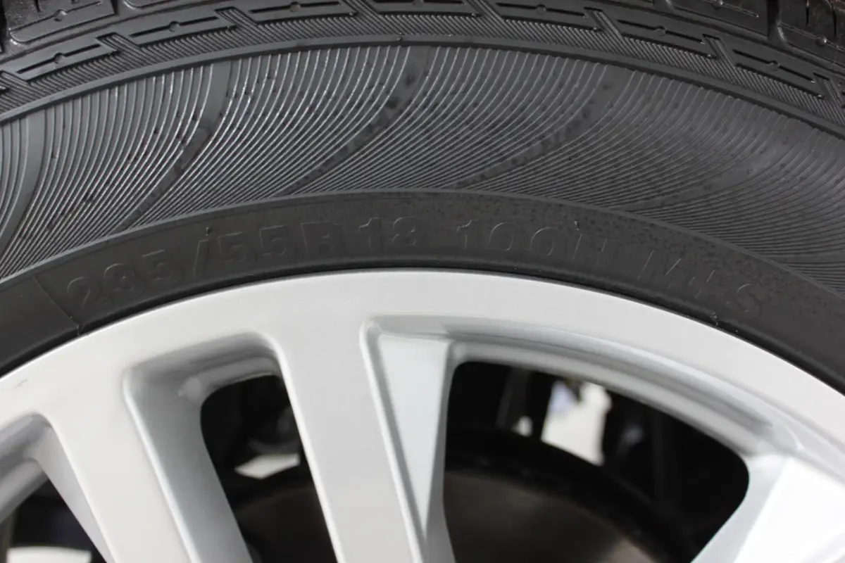 宝利格1.8T 自动 行政版轮胎规格