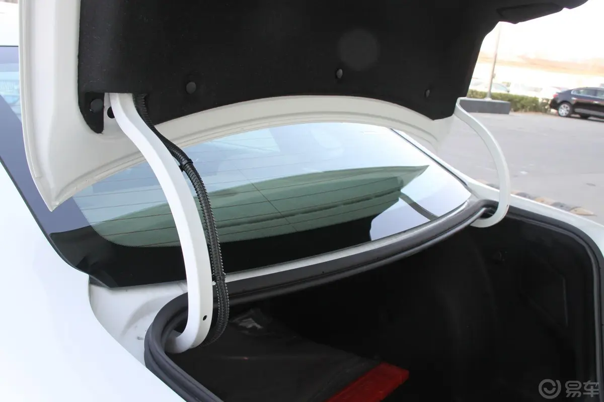 英朗GT 1.6L 自动 舒适天窗版行李厢支撑杆