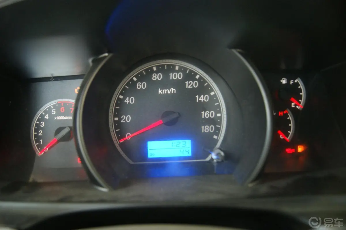 九龙商务车A6 HKL6600C 柴油仪表盘背光显示