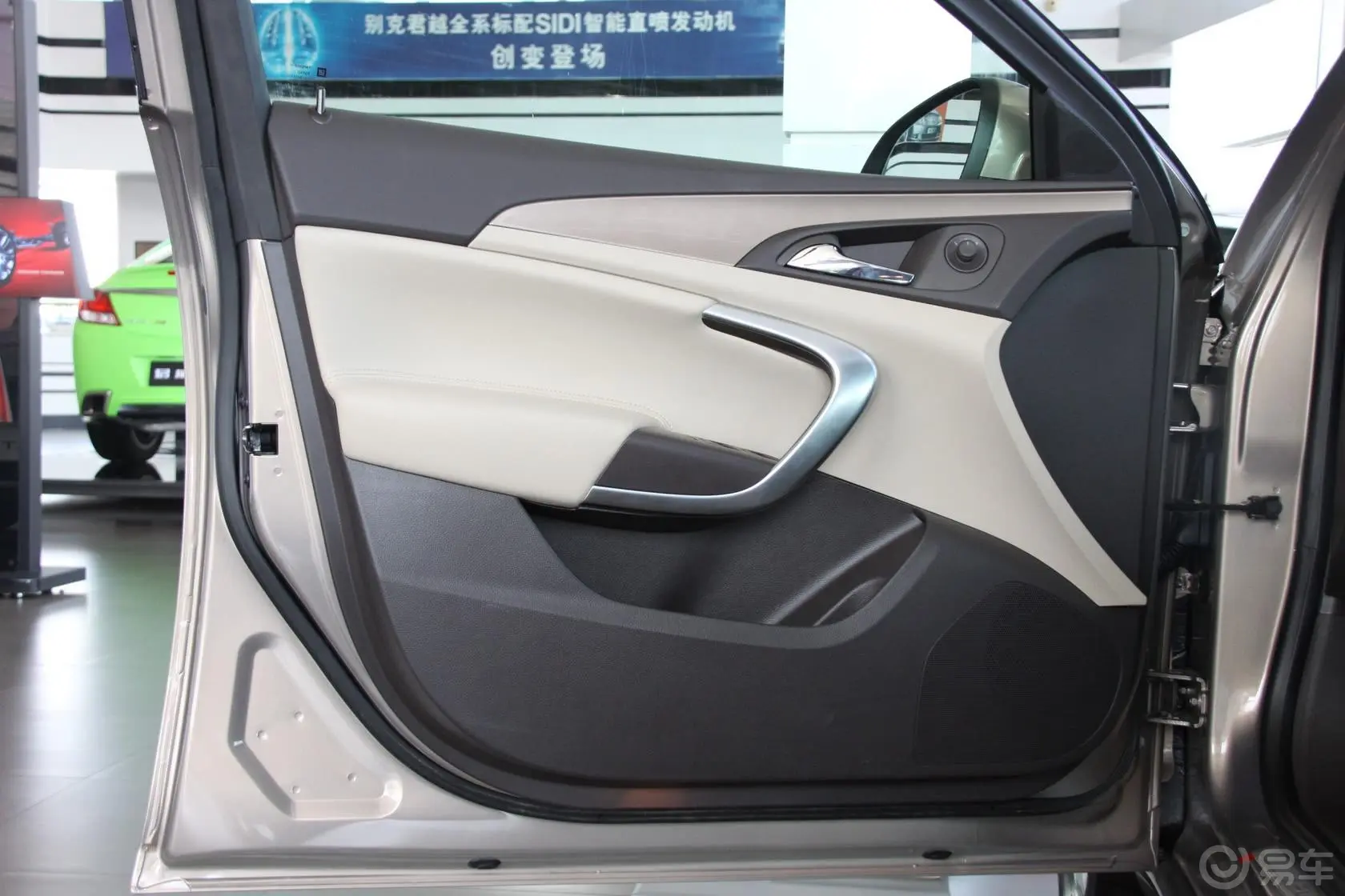 君威2.0L 自动 豪华版驾驶员侧车门内门板
