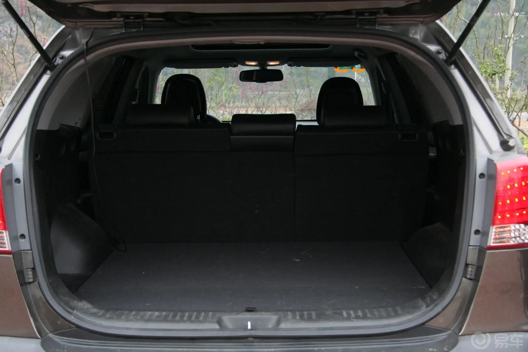 索兰托2.4L 汽油 至尊版行李箱空间
